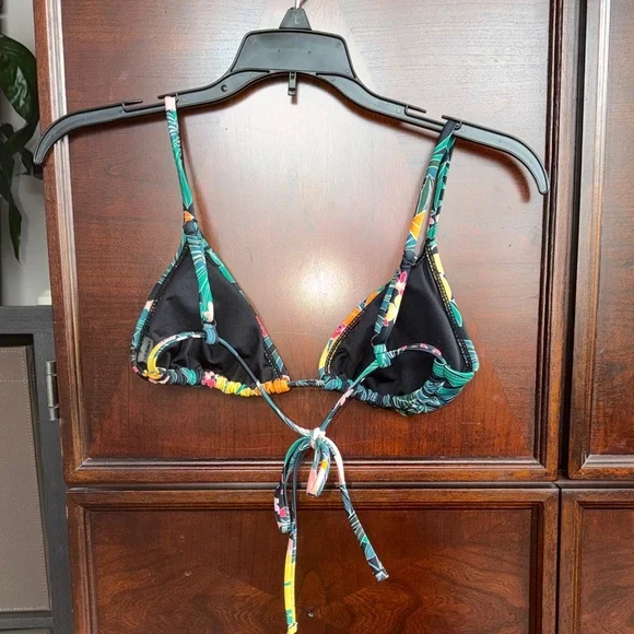 Bundle of 4 Bikini Tops - Picture 6 of 15